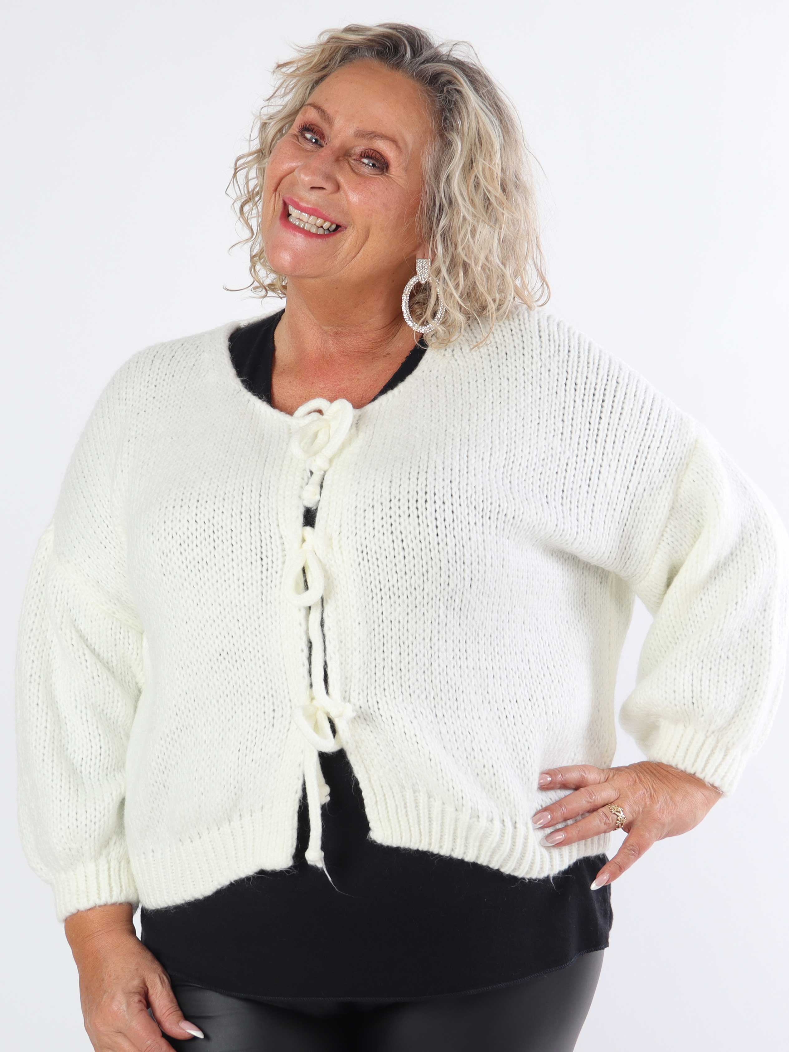 Kimberly - Sød plus size strikcardigan med sløjfer